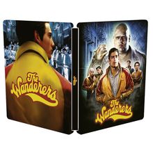 Texte: "The Wanderers". Illustration mit Charakteren in Jacken, eine große Gestalt im Hintergrund.