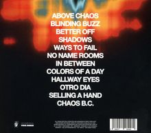 Textliste: ABOVE CHAOS, BLINDING BUZZ, BETTER OFF, SHADOWS, WAYS TO FAIL, NO NAME ROOMS, IN BETWEEN, COLORS OF A DAY, HALLWAY EYES, OTRO DIA, SELLING A HAND, CHAOS B.C. Hintergrund: Bunte, verschwommene Muster. Unten links: Eulenlogo.