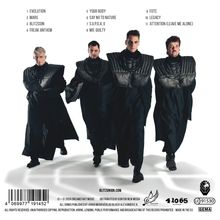 Eine Trackliste von elf Songs. Vier Männer in dunklen futuristischen Outfits gehen auf den Betrachter zu.