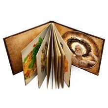 "Nino de Angelo" und "Veni Vidi Vici". Ein offenes Buch mit illustrativem Cover. Darin: Essen und ein Porträt.