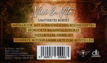 "Vivi la Vita - Limitiertes Boxset. Mediabook mit 14 persönlichen Kochrezepten, bedruckte Baumwollschürze, Pizzaroller/Heber Set, signierte Autogrammkarte zum Aufstellen. Ornamente und Barcodes sind zu sehen."