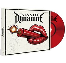 Der Text lautet "KISSIN' DYNAMITE". Rote Lippen halten Dynamit mit brennender Zündschnur, daneben eine rote CD.