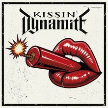 "Kissin' Dynamite" in schwarzer Schrift. Rote Lippen halten brennende Dynamitstange. Illustration mit Vintage-Stil.