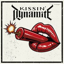 Text: "Kissin' Dynamite". Illustration: Rote Lippen halten einen zündenden Dynamitstab.