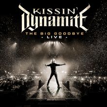„Kissin' Dynamite: The Big Goodbye Live“. Ein Sänger steht auf der Bühne, Arme ausgebreitet, Publikum voller Lichter.