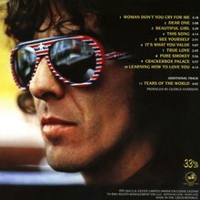 Eine Liste von Liedtiteln. Nahaufnahme eines Mannes mit markanter Sonnenbrille im USA-Flaggen-Design.