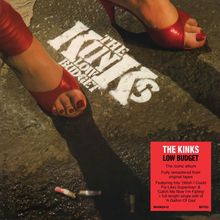 Auf einer Straße stehen rote High Heels. Text: "THE KINKS LOW BUDGET". Es gibt rote und weiße Kreiden.