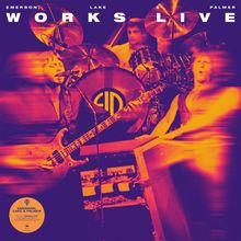 "EMERSON, LAKE & PALMER WORKS LIVE" in weiß über einer Aufnahme von Musikern in lila und orange Tönen.