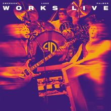 Text: "WORKS LIVE EMERSON LAKE & PALMER". Drei Musiker mit Instrumenten dynamisch in Orangetönen.
