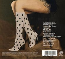 Eine Liste mit Titeln: "West End Girl, Ruminating, Sleepwalking..." Vor einem Gemälde von Beinen in gepunkteten Socken.