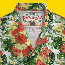 Das Hemd zeigt tropische Blumen und Blätter. Auf dem Etikett steht „The Best of Fatboy Slim“.