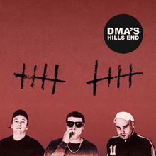 „DMA'S HILLS END“ in weißem Text auf schwarzem Kreis. Drei Männer vor rotem Hintergrund mit Strichmarkierungen.