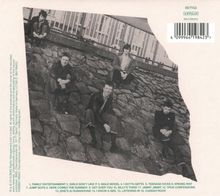 Liste von 16 Songtiteln in Grün. Schwarz-weiß Foto: Fünf junge Männer sitzen auf einem Steinufer vor einem Gebäude.