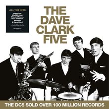 "THE DAVE CLARK FIVE" und "THE DC5 SOLD OVER 100 MILLION RECORDS" in Großbuchstaben. Fünf Männer in Anzügen spielen Instrumente.