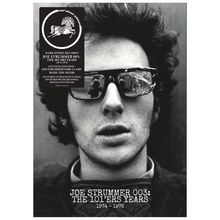 Text: "Joe Strummer 003: The 101'ers Years 1974-1976." Schwarz-weißes Porträt eines Mannes mit Sonnenbrille. Logo oben links.