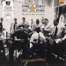 "Celebrating 40 years of World Circuit Records. AFRO CUBAN ALL STARS. Dir. Juan de Marcos González. A TODA CUBA LE GUSTA. Eine Band spielt in einem Raum."