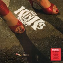 Text: THE KINKS LOW BUDGET. Füße in roten Schuhen auf Asphalt, rotes Quadrat mit weißem Text.