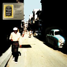 Text: "30th Anniversary Pearl Colour Vinyl Edition" und "Buena Vista Social Club". Ein Mann geht auf einer sonnigen Straße.