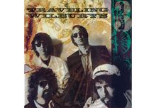 Text "TRAVELING WILBURYS" oben. Vier Männer in Sonnenbrillen, Hintergrund in Rottönen und Zahnräder-Muster rechts.