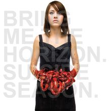 „Bring Me The Horizon. Suicide Season.“ Eine Frau in schwarzer Kleidung hält blutige Eingeweide vor neutralem Hintergrund.