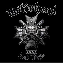 "Motörhead", "Bad Magic", "XXXX". Illustration: Ein metallischer Totenkopf mit Helm, Schwertern und Sternen auf schwarzem Hintergrund.