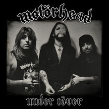 Texte "Motörhead" oben und "Under Cöver" unten. Drei Männer in Schwarz-Weiß, einer raucht, einer hält ein Getränk.