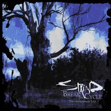 "Staind Break the Cycle 25th Anniversary Live". Ein abstrakter Baum dominiert das Bild in dunklen Blautönen.