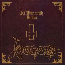 „At War with Satan“ in gotischer Schrift, darunter ein umgekehrtes Kreuz. Verzierungen an den Ecken, dunkler Hintergrund.
