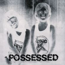 Text „POSSESSED“ in auffälliger Schriftart. Negativbild von zwei lachenden Kindern in T-Shirts.