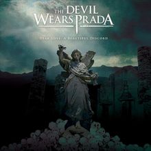 "The Devil Wears Prada" und "Dear Love: A Beautiful Discord" sind prominent. Eine Engelsstatue steht vor ruinenartigen Strukturen.