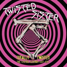 "Twisted Sister", "Totally Twisted", "The Studio Albums 1982-1987" auf schwarz-pinkem Spiralmuster mit Knochensymbol.