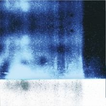 Keine Texte zu erkennen. Eine abstrakte Illustration mit Blau- und Weißtönen, die nebelartig verteilt sind.