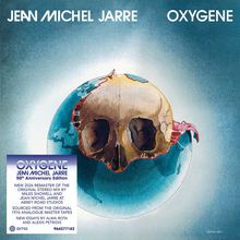 „JEAN MICHEL JARRE OXYGENE“ zeigt einen Planeten mit Schädelmotiv und rosa Rissen. Ein Hinweis auf das 50. Jubiläum.