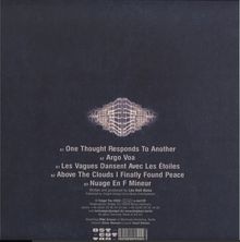 A1: One Thought Responds To Another  
A2: Argo Voa  
B1: Les Vagues Dansent Avec Les Étoiles  
B2: Above The Clouds I Finally Found Peace  
B3: Nuage En F Mineur  
Zentrales Muster aus Linien.