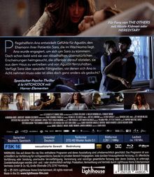 "Für Fans von THE OTHERS mit Nicole Kidman oder HEREDITARY. Spanischer Psycho-Thriller à la HITCHCOCK mit Horror-Elementen." Das Cover zeigt Szenen aus einem Film, hauptsächlich bedrückende und mysteriöse Momente, darunter eine Frau, die besorgt aussieht und jemanden im Arm hält. Der Film ist in Deutsch und Spanisch verfügbar, mit Untertiteln und FSK 16 Einstufung.