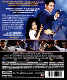 9er-Jahre Martial-Arts-Kultfilm [...] mit Action Megastar JET LI! Ein Mann mit Pistole und eine Frau klammern sich aneinander.