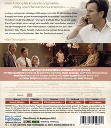 Texte beschreiben eine originelle Geschichte über Familie. Schauspieler: Ellen Burstyn, Ewan McGregor. Oben rechts telefoniert ein Mann. Darunter sieht man vier Personen in einem Raum mit Kerzen und einem Kronleuchter.