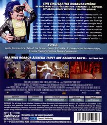 Oben der Text: „EINE EINZIGARTIGE HORROKOMÖDIE IM 80ER-JAHRE-STYLE“, darunter Bilder einer Puppe und Szenen.