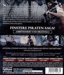 "Nach der Niederlage gegen Admiral Smee, flüchtet Kapitän James Hook ... unentdeckte Gewässer, um den Smee aufzuspüren. Finstere Piraten-Saga! Ambitioniert und originell! „Düster, stimmungsvoll und überraschend tiefgründig“ www.picstopixels.co.uk Sprachen: Deutsch & Englisch Untertitel: Deutsch." Ein Pirat steht stolz auf einem Schiff, dunkle, bedrohliche Atmosphäre.