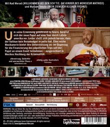 Text: "Um seine Ernennung gebührend zu feiern, bereitet sich der neue Papst auf eine Tour durch Lateinamerika vor."  
Ein Mann im Papstgewand sitzt auf einem Sessel, von Kardinälen umgeben. Unten sind Szenenbilder. Auf der Rückseite einer DVD-Hülle.