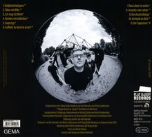 Liste von 11 Songtiteln, darunter "Golfplatzhooligans" und "Das Leben ist schön". Ein Fisheye-Foto von sechs Personen im Freien.