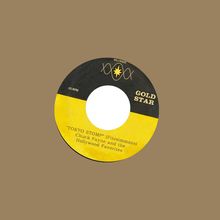 Vinyl-Etikett: "TOKYO STOMP" von Chuck Fayne and the Hollywood Favorites. GOLD STAR Logo, Layout in Schwarz-Gelb.