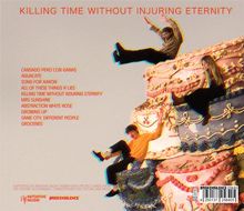 "KILLING TIME WITHOUT INJURING ETERNITY". Darunter Songtitel. Drei Menschen sitzen auf großer verzierter Torte.