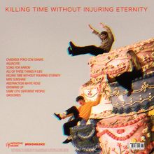 "KILLING TIME WITHOUT INJURING ETERNITY" in Rot. Menschen sitzen auf einem großen, bunten Kuchen.