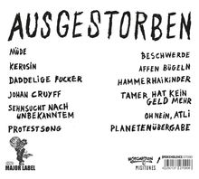 Text: "AUSGESTORBEN, Müde, Kerosin, Daddelige Fucker, Johan Cruyff, Sehnsucht nach Unbekanntem, Protestsong, Beschwerde, Affen Bügeln, Hammerhaikinder, Tamer hat kein Geld mehr, Oh nein, Atli, Planetenübergabe."  
Illustration: Ein stilisierter Charakter mit Mikrofon.