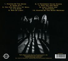 Liste von 10 Musiktiteln in Gelb auf Schwarz. Vier Männer posieren in dunkler Kleidung. Unten links ein Logo.