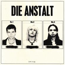 „DIE ANSTALT“ steht oben, darunter drei Porträts mit den Beschriftungen No.1, No.2, No.3. Unten: DA002.