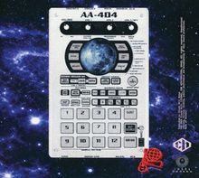 Ein stilisiertes Gerät mit "AA-404" und mehreren Knöpfen und Tasten auf einem Hintergrund aus Weltraum und Galaxien.