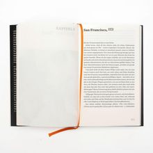 Kapitel 5, San Francisco, 1972. Es sind Textpassagen zu einer Erinnerung abgedruckt. Eine orange Lesehilfe liegt im Buch.