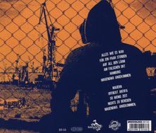 ALLES WIE ES WAR, FÜR EIN PAAR STUNDEN, AUF ALL DEN LÄRM, AM FALSCHEN ORT, HAMBURG, NIRGENDWO ANGEKOMMEN.  
Eine Person vor einem Zaun mit Hafenhintergrund.